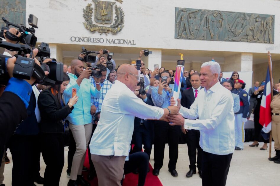 @SenadoRD @ricardodlsanto3 recibió la antorcha de los XXV Juegos Centroamericanos y del Caribe Santo Domingo 2026
