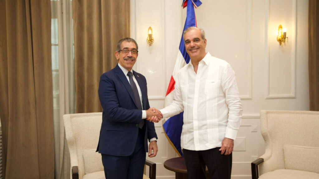 Presidente Abinader recibe en el Palacio Nacional al nuevo rector electo de la UASD, Jorge Asjana David
