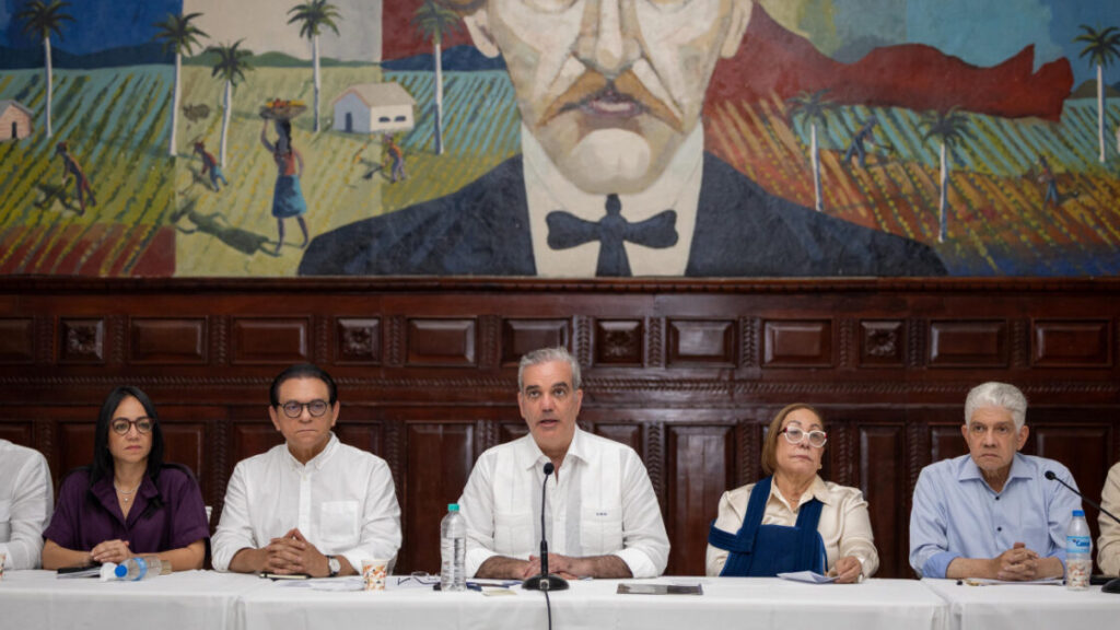 Presidente Abinader se reúne con líderes comunitarios y evalúa avances de obras clave en Santiago