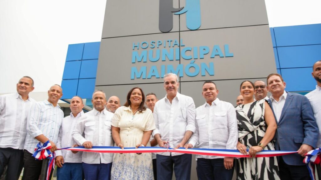 Presidente Abinader entrega el Hospital Municipal de Maimón remozado, ampliado y equipado con nueva área de Emergencia, junto al Centro de Primer Nivel