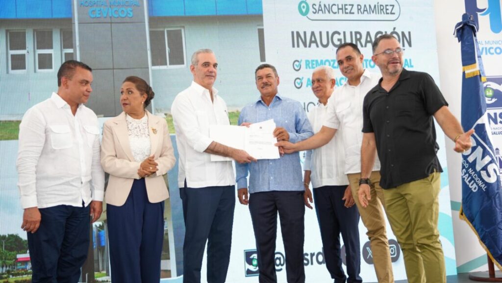 Presidente Abinader entrega remozamiento general y moderna área de Emergencia del hospital municipal de Cevicos