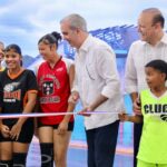 Presidente Abinader y alcalde Ulises Rodríguez entregan renovado techado deportivo que beneficiará a cientos de jóvenes y estudiantes de Los Ciruelitos