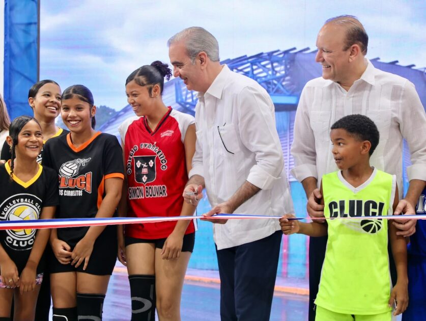 Presidente Abinader y alcalde Ulises Rodríguez entregan renovado techado deportivo que beneficiará a cientos de jóvenes y estudiantes de Los Ciruelitos