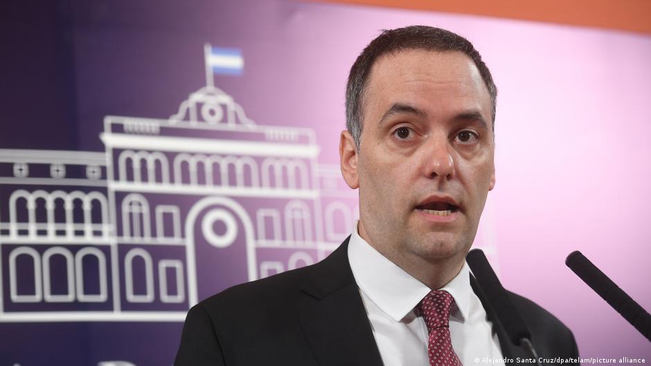 Portavoz de Milei deja cargo por posible evación de dinero