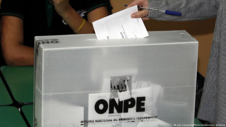 Se abren las urnas en Perú para elegir nuevo presidente