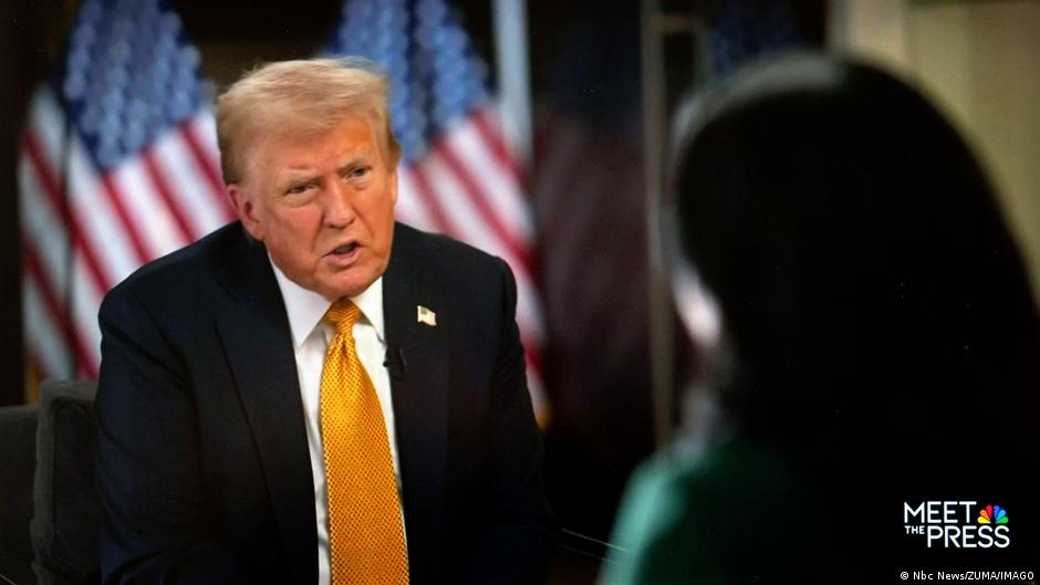 Trump se arranca el micrófono y abandona una entrevista