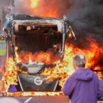 Manifestantes queman vehículos tras apuñalamiento en Belfast