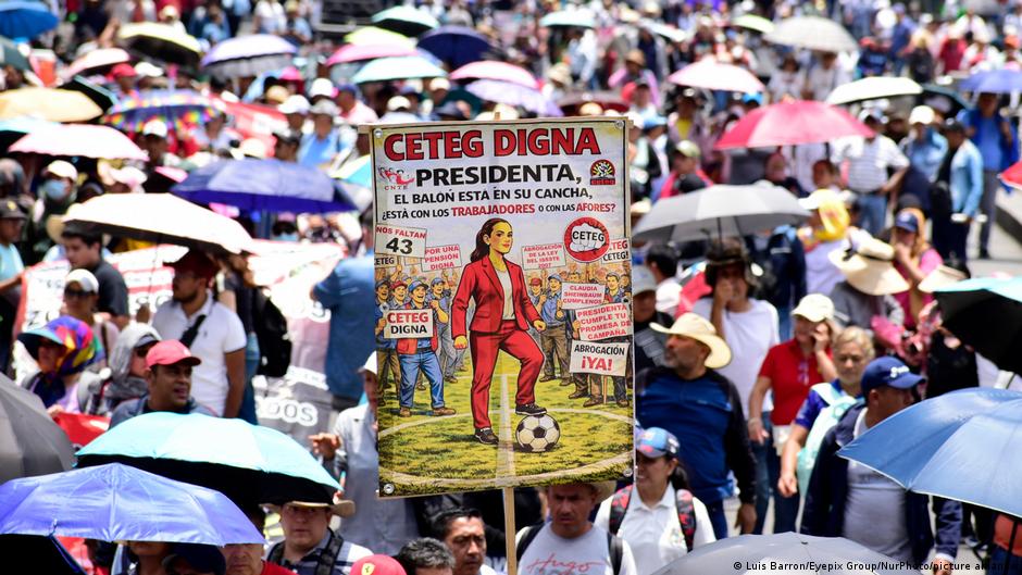 Maestros mexicanos acuerdan continuar huelga nacional