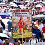 Manifestantes bloquean acceso al estadio Azteca de México