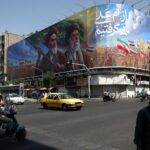 EE.UU. lanza otra oleada de ataques a Irán, que cierra Ormuz