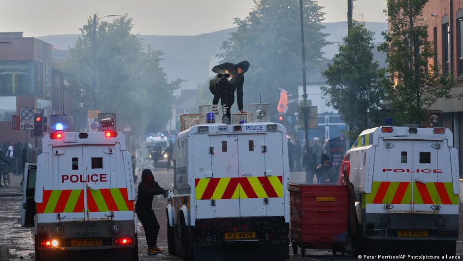 Segunda noche de violencia racista en Belfast tras ataque