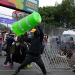 Chocan manifestantes y policías afuera del estadio Azteca