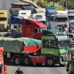 Policías y soldados quitan bloqueos de carreteras en Bolivia