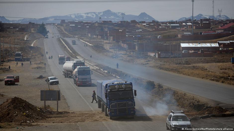 Tráfico se reanuda en Bolivia tras caída de bloqueos