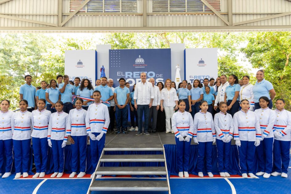 Presidente Abinader inaugura techado de la Escuela Francisco Henríquez y Carvajal en Cotuí para impulsar deporte, cultura y sana convivencia de más de 900 estudiantes