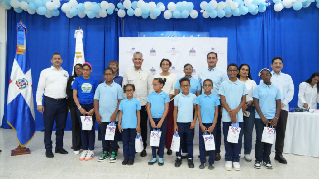 INABIE mejora la salud visual de 81 estudiantes de Samaná con entrega de lentes correctivos