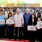 Presidente Abinader exhorta a estudiantes a prepararse en inglés, tecnología y valores para alcanzar el éxito
