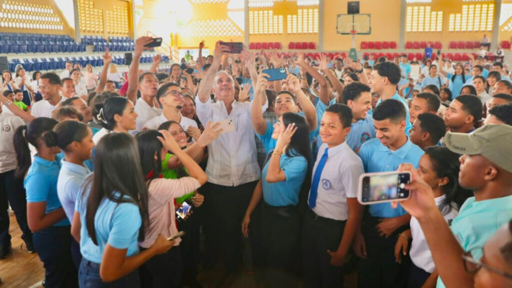 @LuisAbinader dispone que @MescytRD evalúe desde quinto de bachillerato las solicitudes de becas