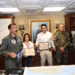 Ministro David Collado y la embajadora Leah Campos realizan visita al portaaviones USS Nimitz