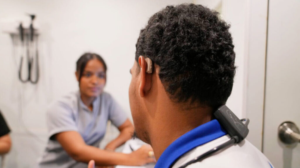 INABIE cambia la vida de estudiantes con deficiencias auditivas