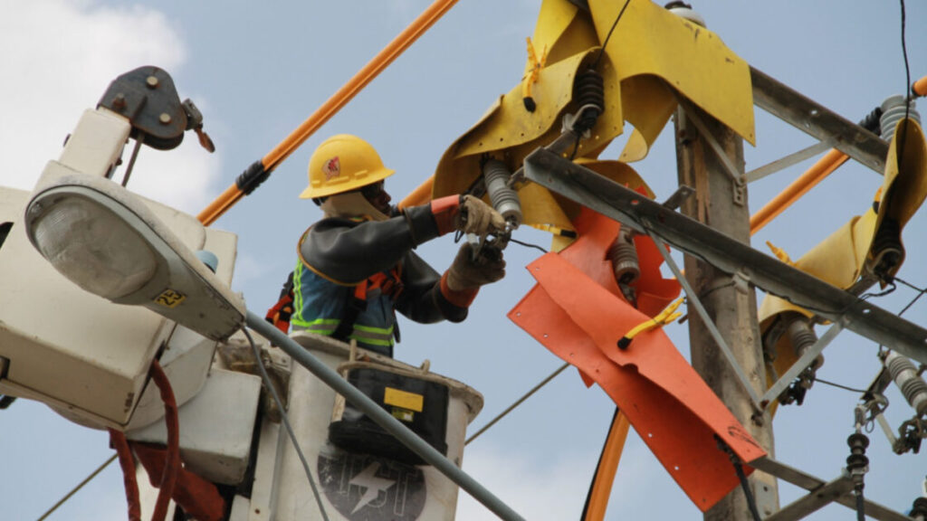 Edesur avanza trabajos que desarrolla para habilitar un nuevo circuito eléctrico en Subestación UASD