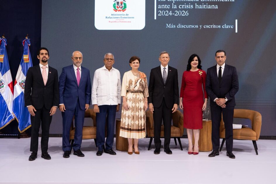 Raquel Peña participa en presentación de obra que documenta la respuesta diplomática dominicana ante la crisis haitiana