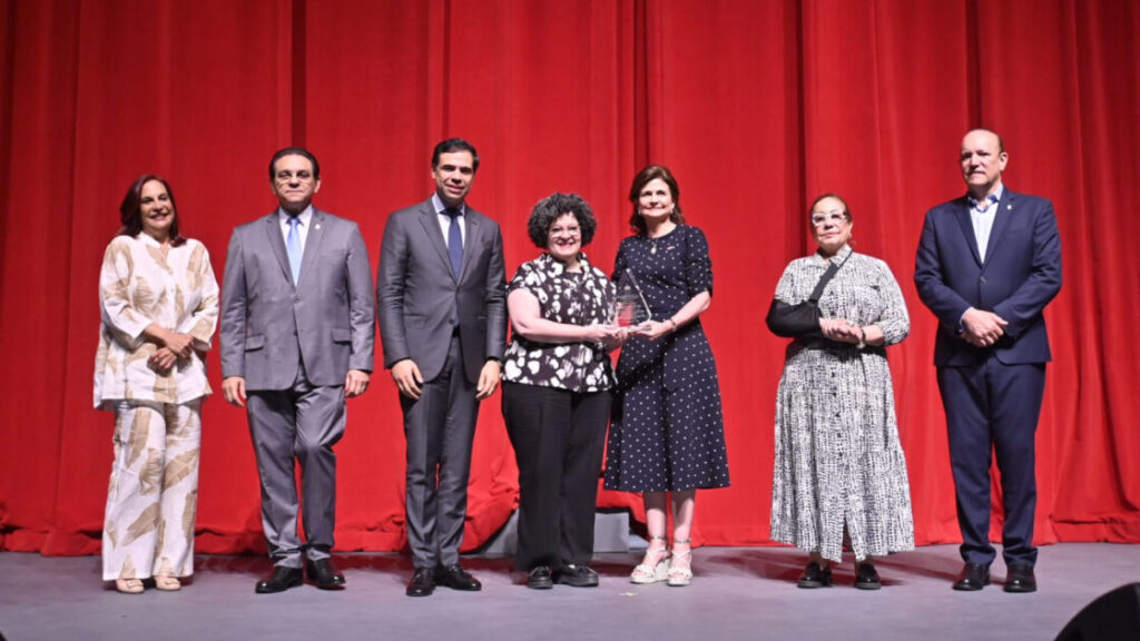 Vicepresidencia y Cultura reconocen a madres destacadas de Santiago en homenaje al “Himno a las madres