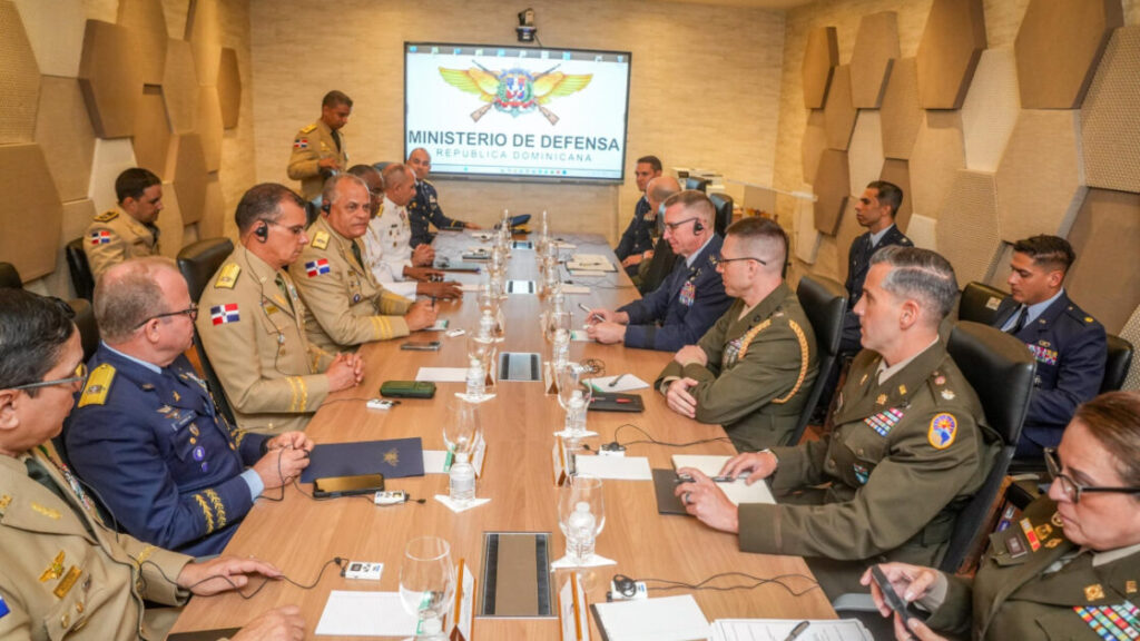 Ministro de Defensa recibe delegación del Comando Sur de los Estados Unidos para fortalecer la cooperación estratégica bilateral