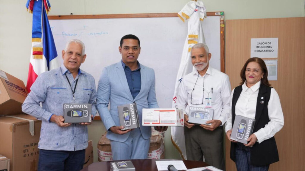 Ministerio de Energía y Minas entrega equipos a la UASD para fortalecer las investigaciones sobre el control del mosquito transmisor del dengue