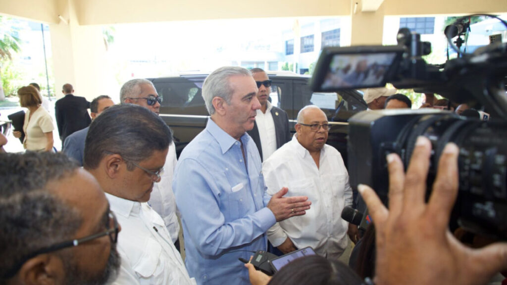 Presidente Abinader reafirma posición del Gobierno de mantener la cesantía y llama al consenso en la reforma laboral