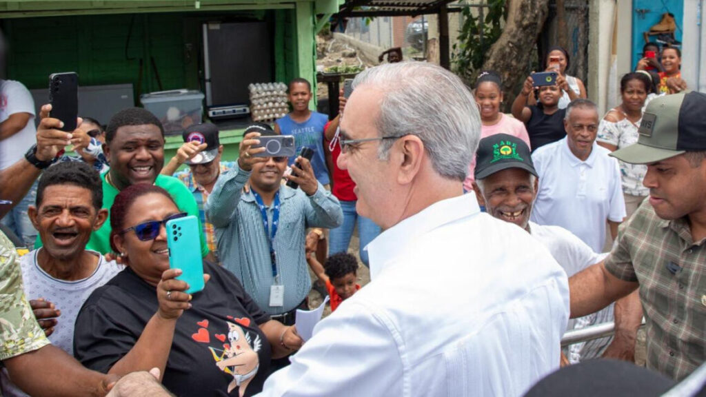Presidente Abinader inaugurará este sábado en la provincia de Monte Plata dos carreteras y un techado escolar