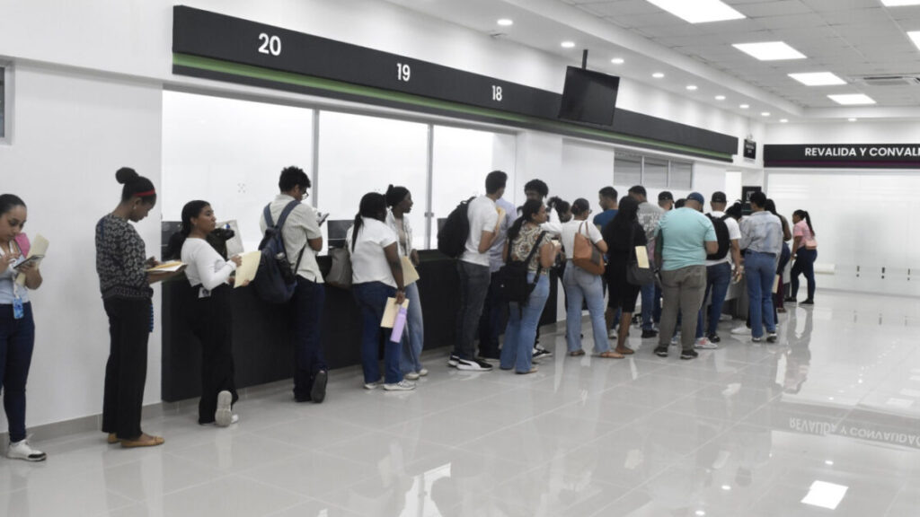 Mescyt garantiza continuidad de becas a 886 estudiantes de la UASD tras jornada de actualización de expedientes