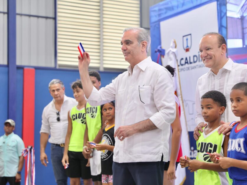 Presidente Abinader dispone que el MESCyT evalúe desde quinto de bachillerato las solicitudes de becas para garantizar el acceso oportuno a la educación superior
