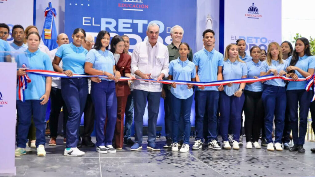 Presidente Abinader inaugura techado del Centro Educativo Luis José Antoine para fortalecer la infraestructura escolar