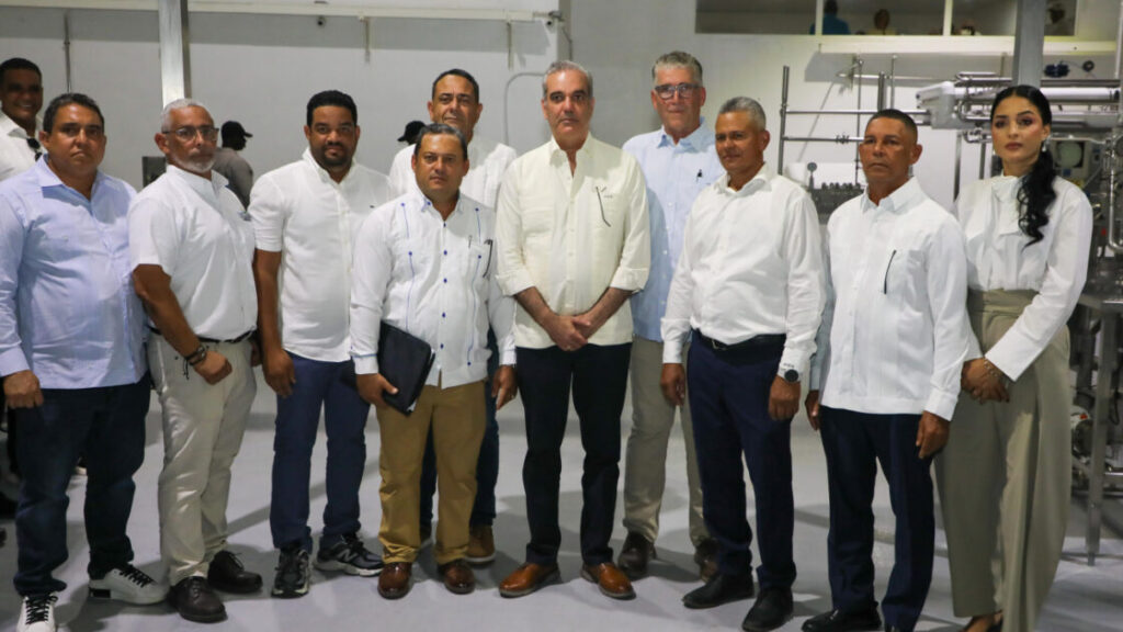 Cooperativa Agropecuaria de la Federación de Ganaderos de la Línea Noroeste reconoce al presidente Abinader por su respaldo al sector ganadero y por impulsar la incorporación de leche nacional al Programa de Alimentación Escolar