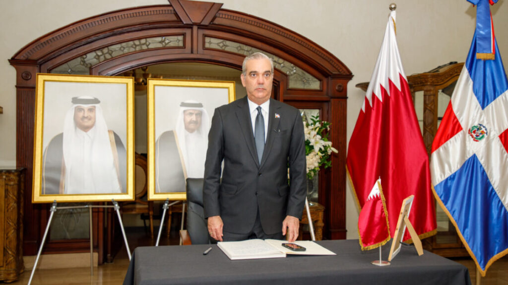 Presidente Abinader firma libro de condolencias por el fallecimiento de su alteza, el Emir Padre Sheikh Hamad Bin Khalifa Al Thani
