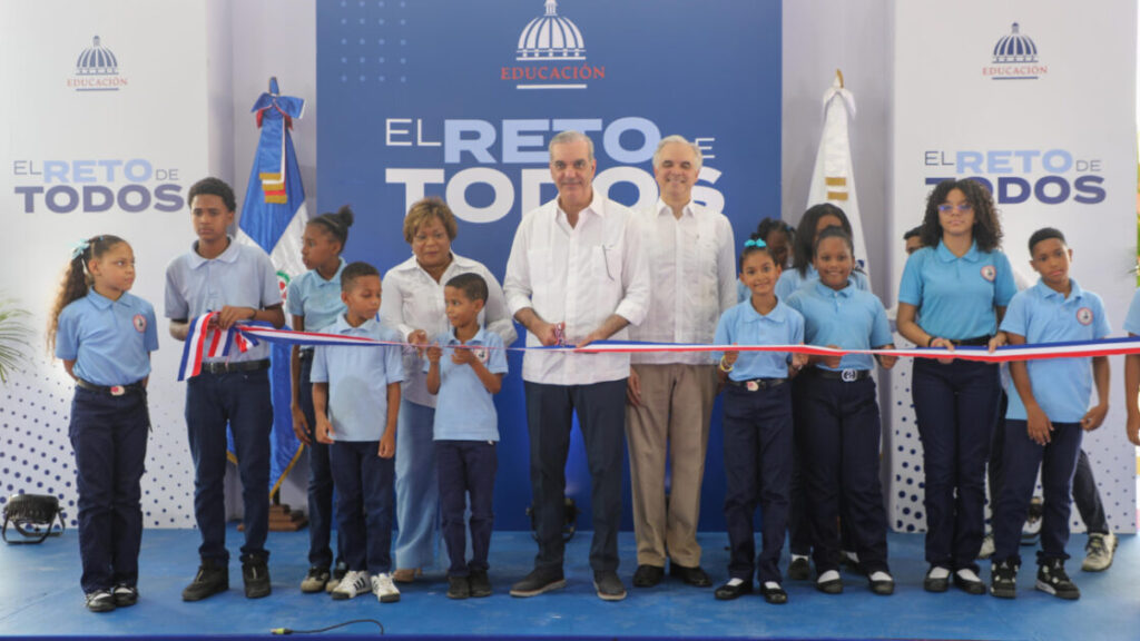 Presidente Abinader inaugura techado deportivo y nuevas aulas de educación inicial en la Escuela Primaria Félix Lope de Vega que beneficiarán a cientos de estudiantes de Los Alcarrizos