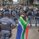 Un muerto y 900 detenidos por manifestaciones en Sudáfrica