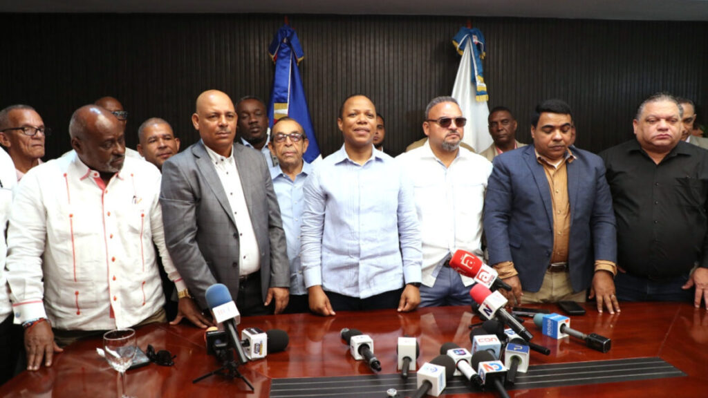 Transportistas respaldan al Intrant, ratifican que no habrá aumento del pasaje y apoyan operativo de fiscalización en Santiago