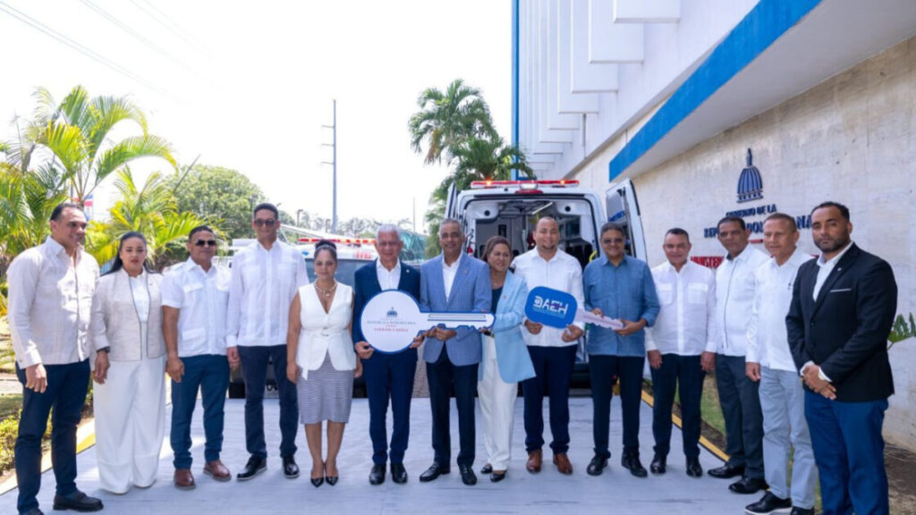 Gobierno entrega dos ambulancias en Sánchez Ramírez para continuar con el fortalecimiento del sistema de salud