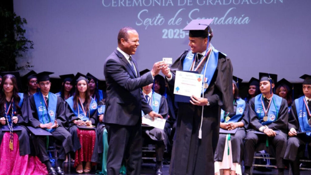 Intrant entrega carnets de aprendizaje a los primeros bachilleres graduados este año como Guardianes del Tránsito