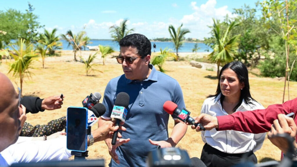 Ministro David Collado supervisa intervención en playa El Faro de San Pedro de Macorís