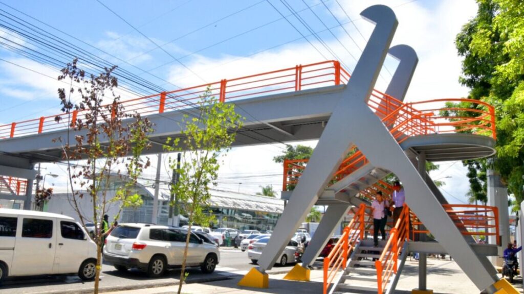 MOPC pone en funcionamiento el puente peatonal de la avenida Ortega y Gasset