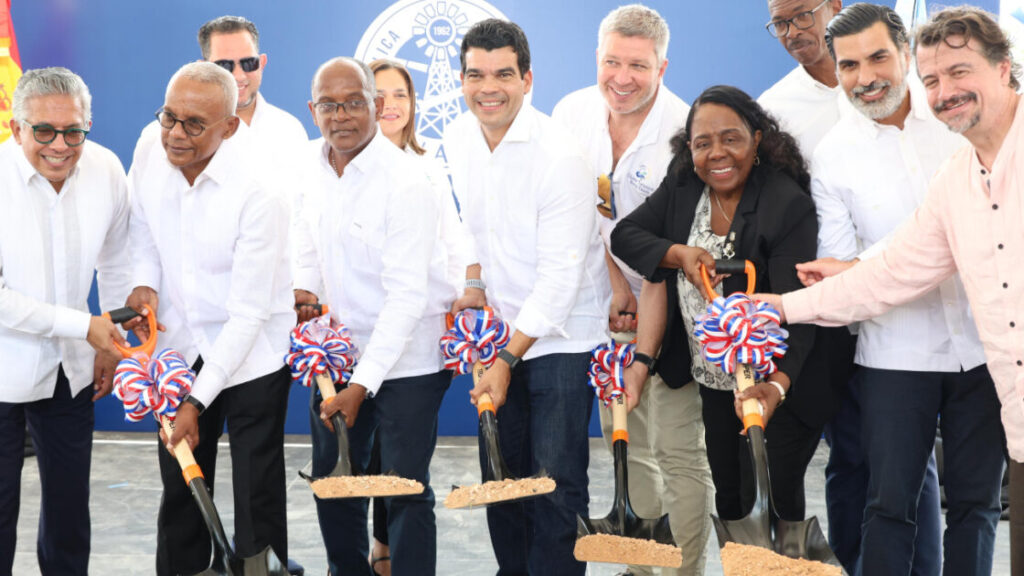 Director del Inapa inicia obras del alcantarillado sanitario de Boca Chica