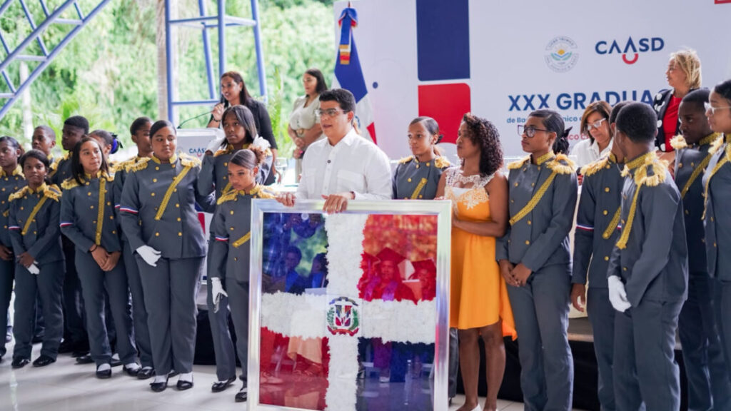 Director Caasd encabeza graduación de 24 nuevos bachilleres técnicos de Liceo Técnico Ingeniero Osvaldo B. Báez