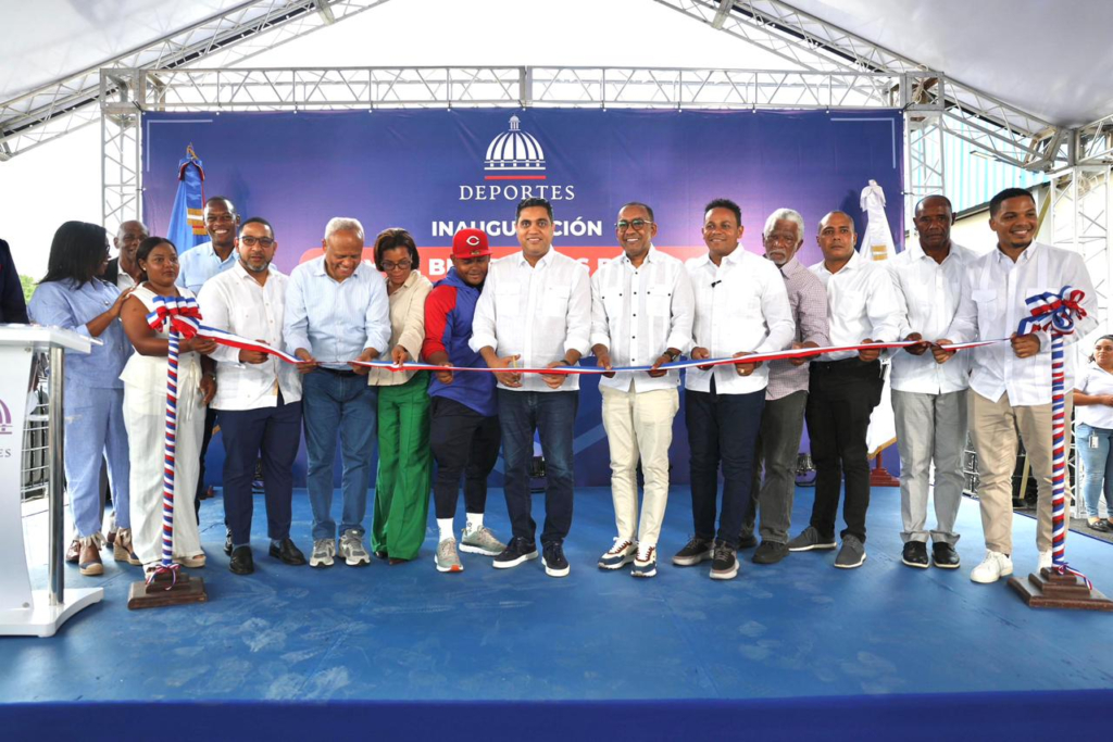 Ministro Kelvin Cruz entrega renovado el play de béisbol de Los Botados en Yamasá