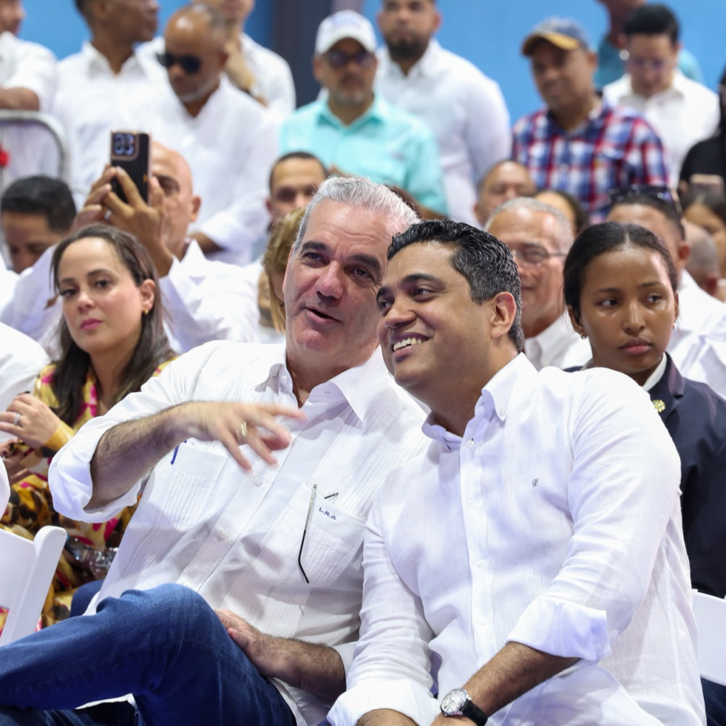 Presidente Luis Abinader y ministro Kelvin Cruz entregan renovado Club Deportivo 30 de Mayo