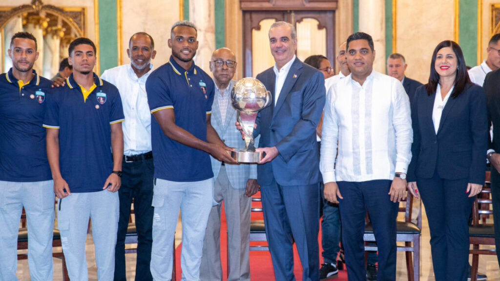 Presidente Abinader recibe en el Palacio Nacional al Salcedo Fútbol Club tras conquistar el campeonato nacional de la Liga Dominicana de Fútbol