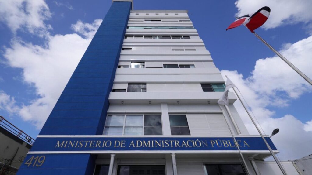 Gobierno dispone reducción de jornada laboral este viernes en instituciones públicas