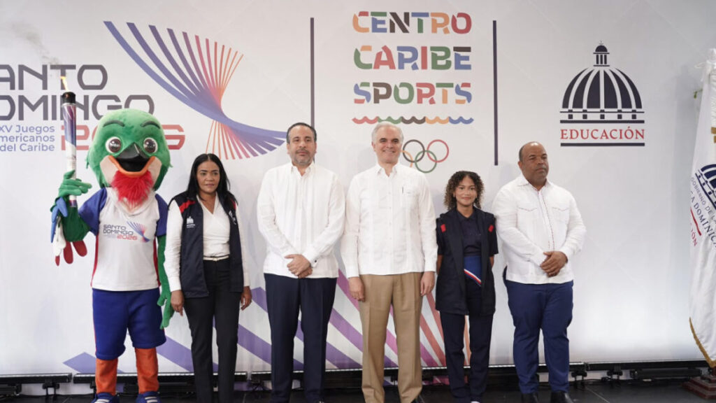 Ministro Luis Miguel De Camps recibe antorcha de los XXV Juegos Centroamericanos y del Caribe Santo Domingo 2026